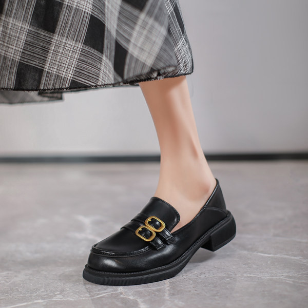 Sieviešu mokasīna tipa apavi ar metāla elementiem