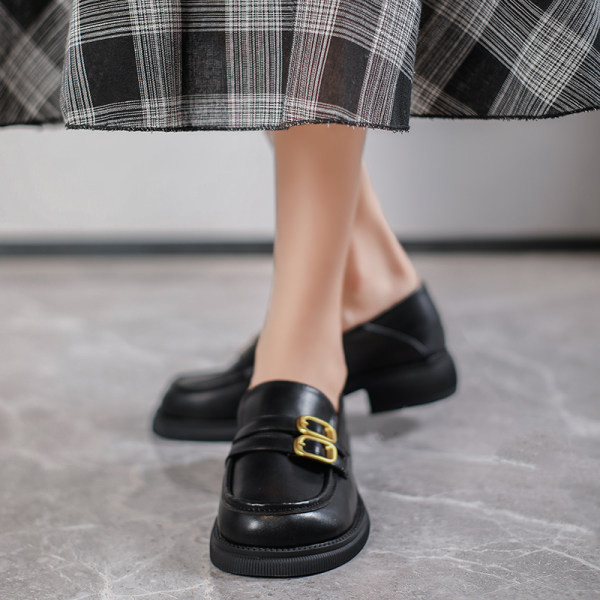 Sieviešu mokasīna tipa apavi ar metāla elementiem