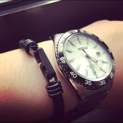 Férfi karkötő alkalmi modell csatos rögzítéssel