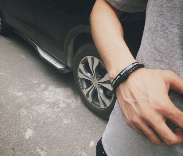 Férfi karkötő öko bőrből és mágneses csattal