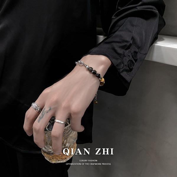 Férfi karkötő kövekkel