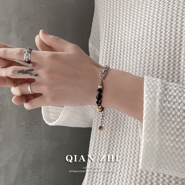 Férfi karkötő kövekkel