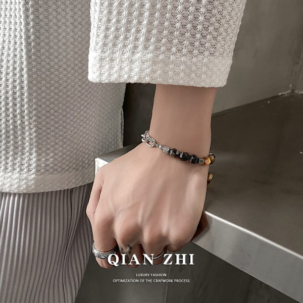 Férfi karkötő kövekkel