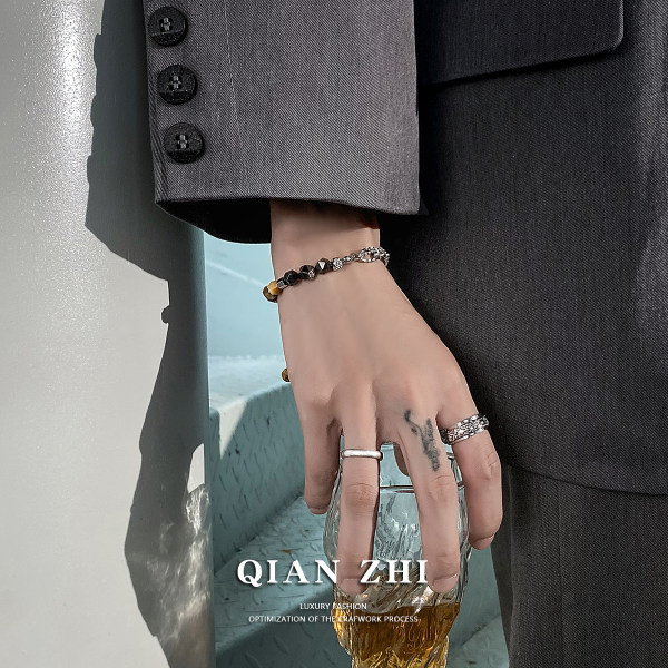 Férfi karkötő kövekkel