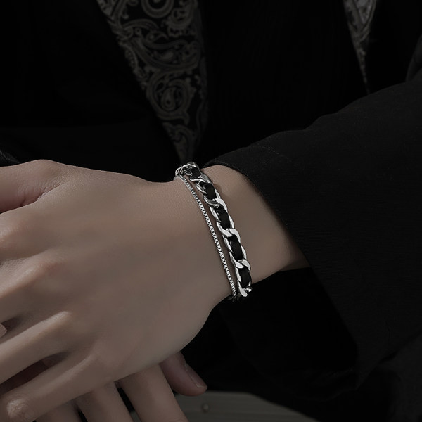 Modern férfi bőr karkötő fém elemmel