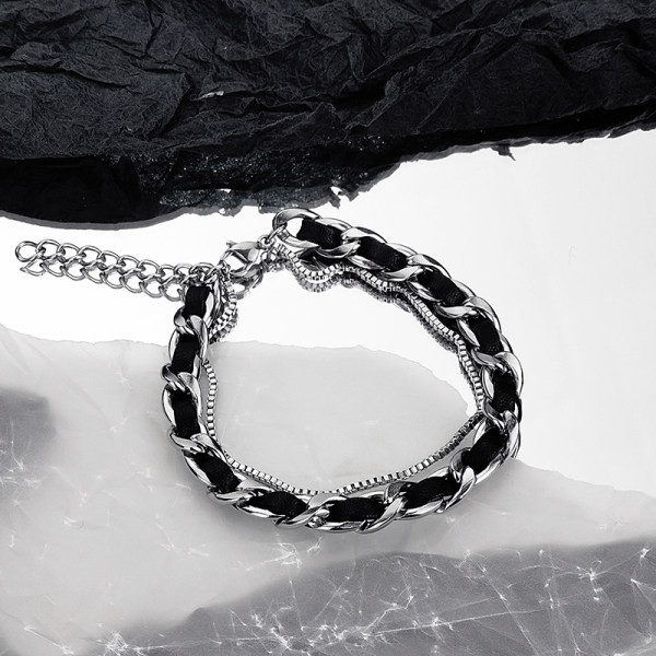 Modern férfi bőr karkötő fém elemmel