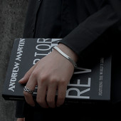 Modern férfi karkötő - tiszta modell