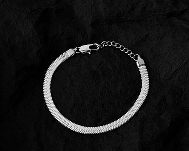 Modern férfi karkötő - tiszta modell