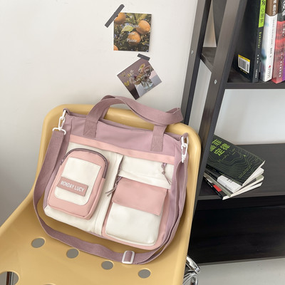 Textiltáska elülső zsebekkel és felirattal