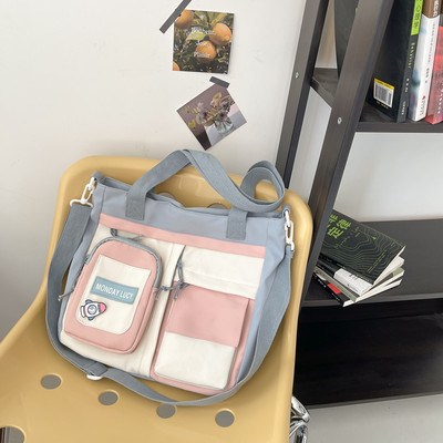 Textiltáska elülső zsebekkel és felirattal