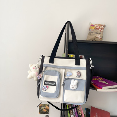 Textiltáska elülső zsebekkel és felirattal