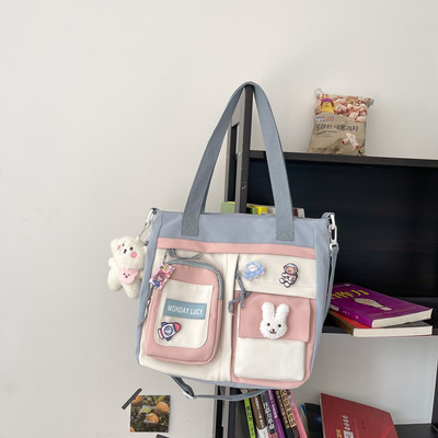 Textiltáska elülső zsebekkel és felirattal