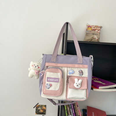 Textiltáska elülső zsebekkel és felirattal