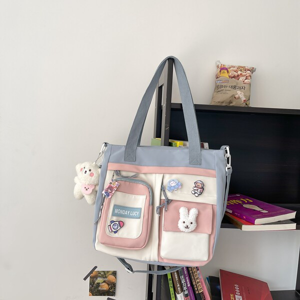 Textiltáska elülső zsebekkel és felirattal