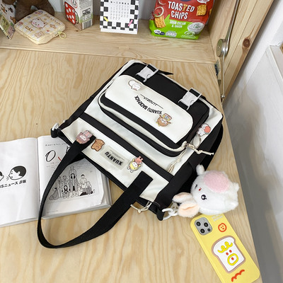 Skolas soma ar uzrakstu