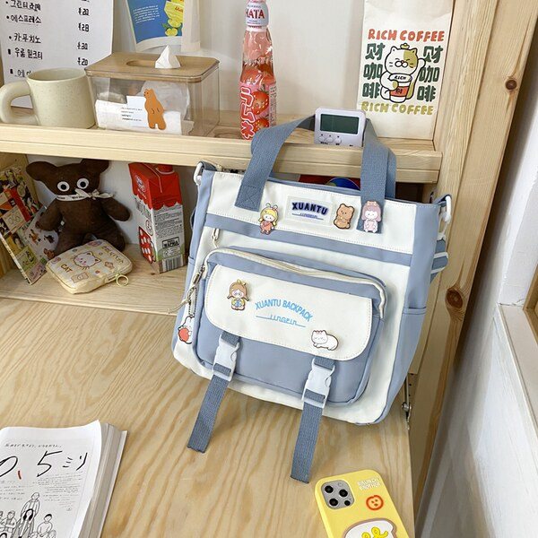 Skolas soma ar uzrakstu