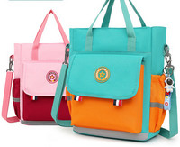 Gyerektáska típusú hátizsák zsebbel és vállfogantyúval