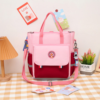 Gyerektáska típusú hátizsák zsebbel és vállfogantyúval