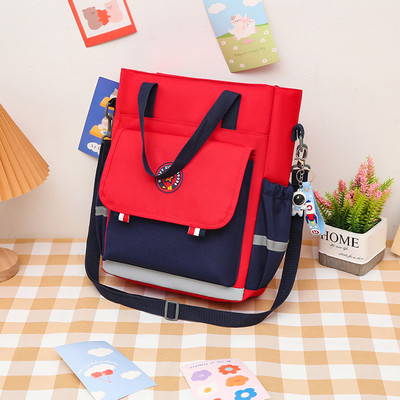 Gyerektáska típusú hátizsák zsebbel és vállfogantyúval