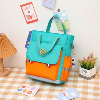 Gyerektáska típusú hátizsák zsebbel és vállfogantyúval