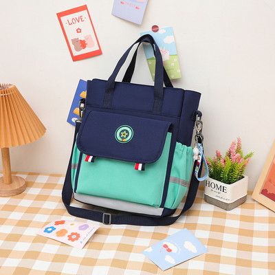 Gyerektáska típusú hátizsák zsebbel és vállfogantyúval