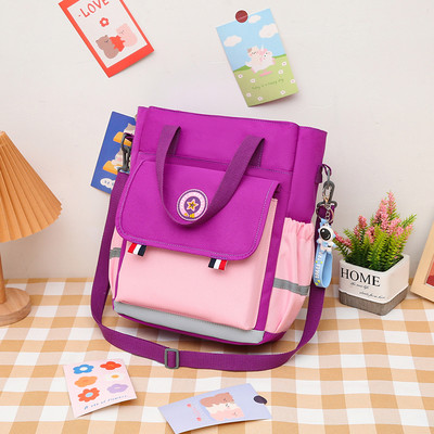 Gyerektáska típusú hátizsák zsebbel és vállfogantyúval