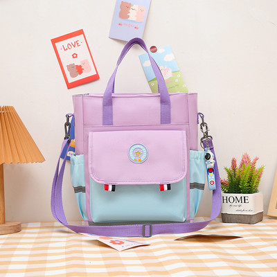 Gyerektáska típusú hátizsák zsebbel és vállfogantyúval