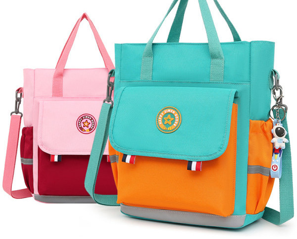 Gyerektáska típusú hátizsák zsebbel és vállfogantyúval