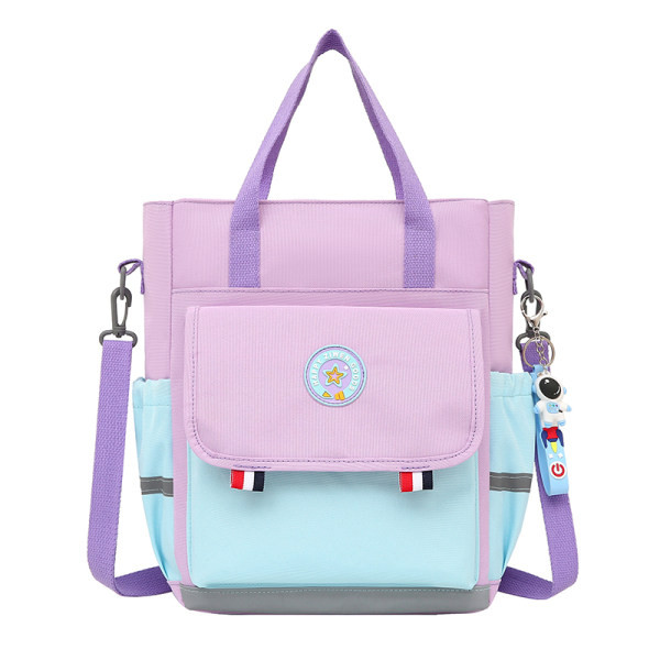 Gyerektáska típusú hátizsák zsebbel és vállfogantyúval