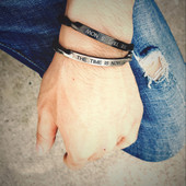 Alkalmi férfi acél karkötő felirattal