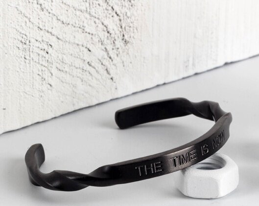 Alkalmi férfi acél karkötő felirattal