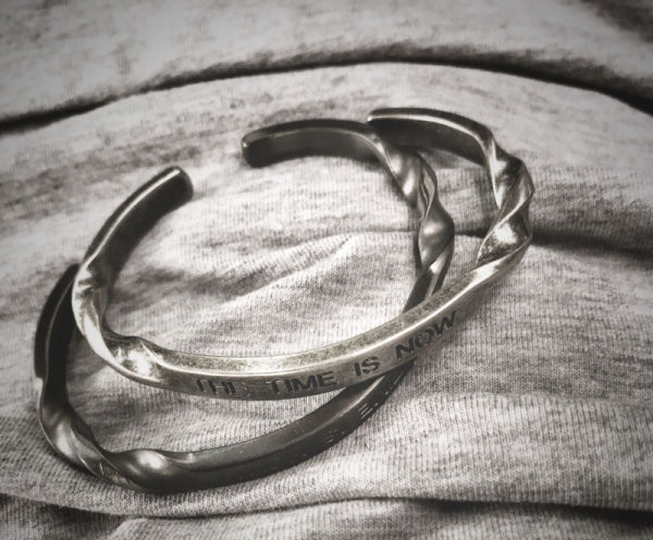 Alkalmi férfi acél karkötő felirattal