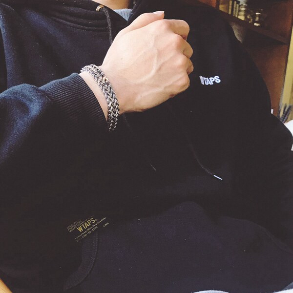 Férfi karkötő fém csattal