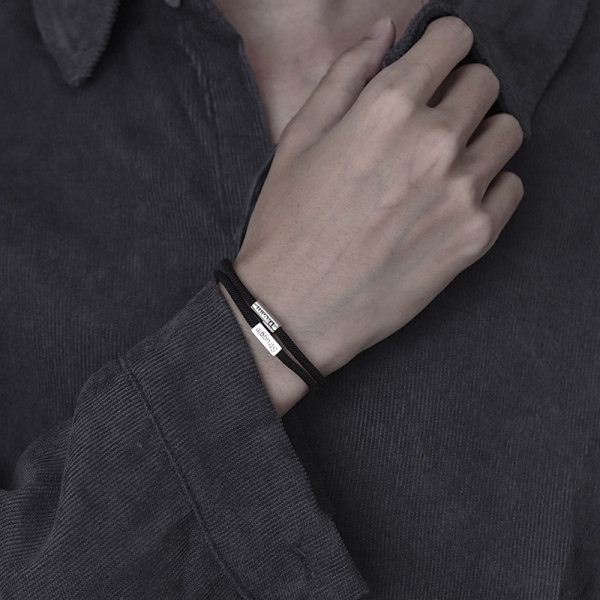 Vīriešu melna rokassprādze ar uzrakstu