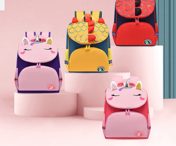 Krāsaina bērnu mugursoma ar 3D elementu un platām plecu siksnām