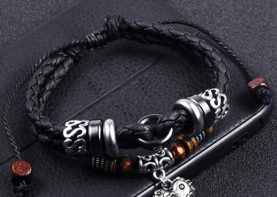 Ανδρικό βραχιόλι με μεταλλικό μενταγιόν