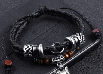 Ανδρικό βραχιόλι με μεταλλικό μενταγιόν