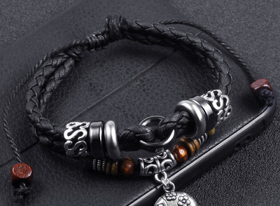 Ανδρικό βραχιόλι με μεταλλικό μενταγιόν