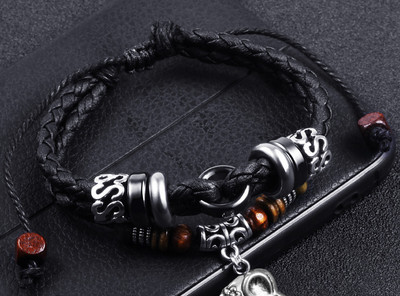 Ανδρικό βραχιόλι με μεταλλικό μενταγιόν