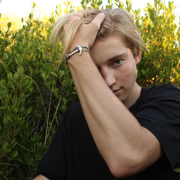 Férfi karkötő horgonyfonás mintával