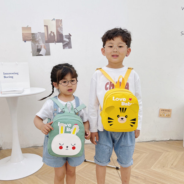 Gyermek hátizsák felirattal és applikációval