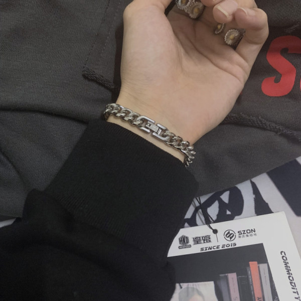 Vīriešu rokassprādze no tērauda sudraba krāsā