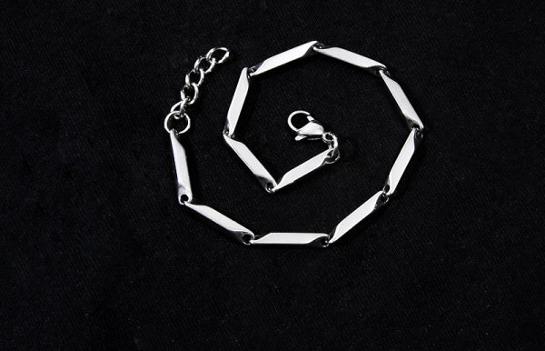 Moderna čelična narukvica za muškarce