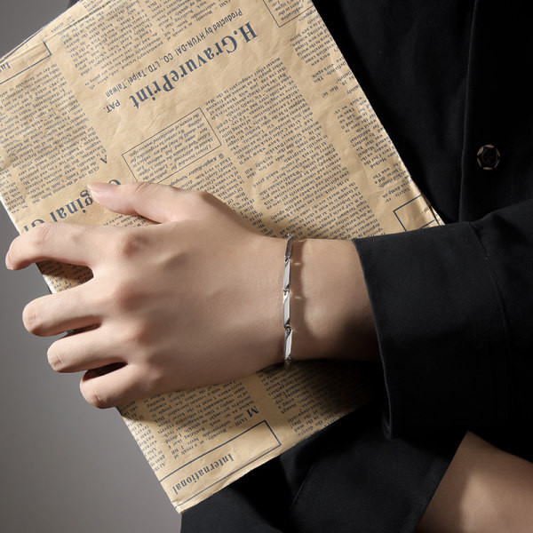 Moderna čelična narukvica za muškarce