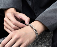Modern titán acél karkötő férfiaknak