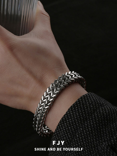 Μοντέρνο ανδρικό βραχιόλι - σε ασημί χρώμα