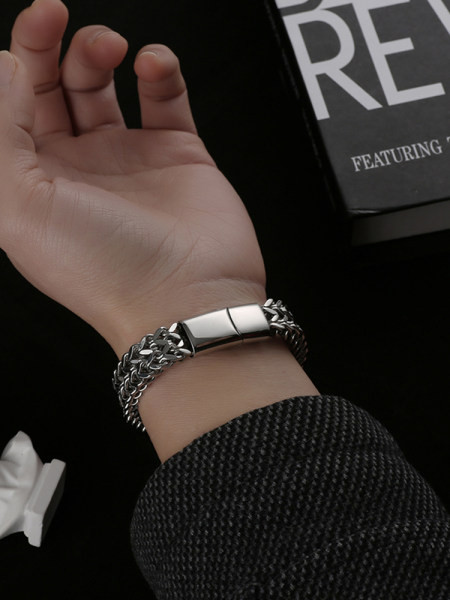 Μοντέρνο ανδρικό βραχιόλι - σε ασημί χρώμα