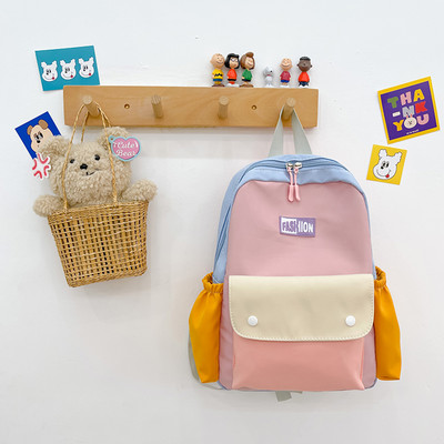 Gyermek hátizsák zsebbel és gombbal