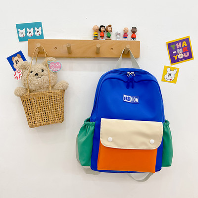 Gyermek hátizsák zsebbel és gombbal