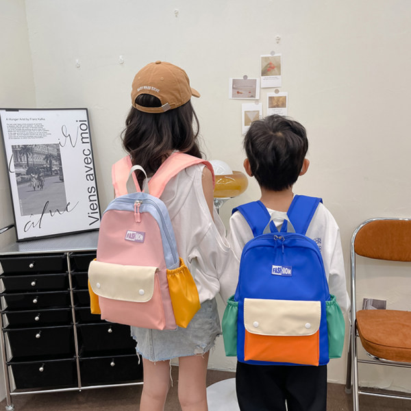 Gyermek hátizsák zsebbel és gombbal